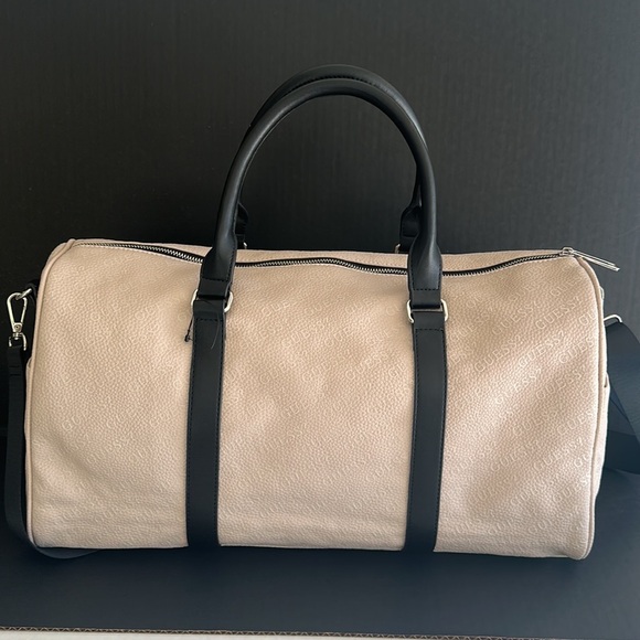 New GUESS Logo Travel/Duffle Bag - Picture 4 of 5
